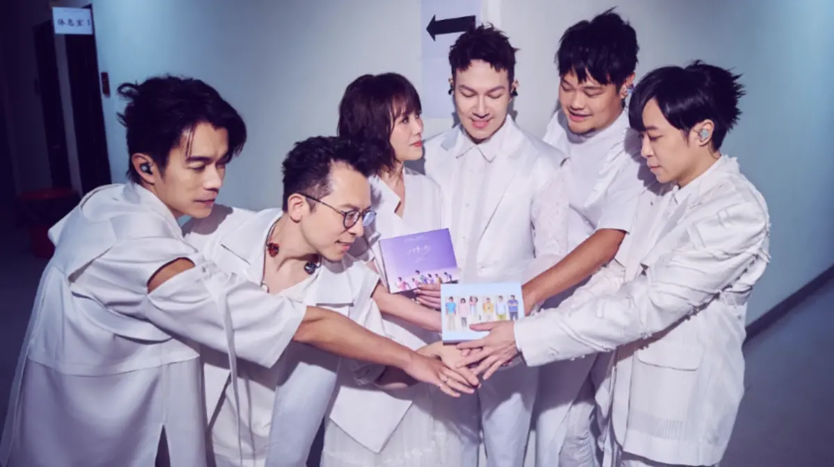 ▲蘇打綠（如圖）《二十年一刻》巡迴演唱會昨（9）日登上高雄巨蛋，怎料團員馨儀聲帶發炎、抱病上場，多次向觀眾道歉，「如果我明天就會恢復，今天的觀眾不要生氣喔！」而主唱青峰也暖心，即興找台下觀眾幫馨儀代唱。（圖／緒風提供）