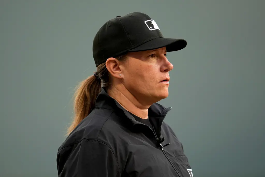 ▲MLB美國職業棒球大聯盟（Major League Baseball）於今（10）日迎來歷史性一刻，48歲的帕沃爾（Jen Pawol）在亞特蘭大舉行的勇士對馬林魚比賽中，成為首位擔任大聯盟例行賽執法工作的女性裁判。（圖／美聯社／達志影像）