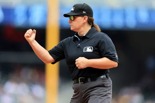 ▲談到這段裁判之路，帕沃爾也透露曾在執法3A比賽時獲得球員與教練的鼓勵。她提到，曾經效力聖路易紅雀並拿下200勝的傳奇投手溫賴特（Adam Wainwright）在比賽時曾對她說：「珍，我有一個女兒。看到妳在這裡執法，真的很酷，我支持妳，請繼續加油。」（圖／美聯社／達志影像）