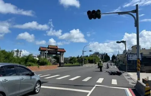 ▲澎湖縣10日發生死亡車禍，一名男子騎機車載妻兒，行徑途中與汽車發生碰撞，導致他的5個月大兒子不幸身亡。(圖／翻攝畫面)
