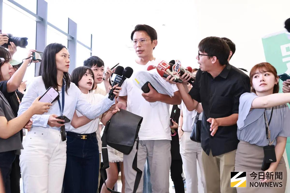 ▲民眾黨主席黃國昌在黨代表大會後受訪說明，2年條款5案合併成1案處理，將維持柯文哲原定規劃執行。（圖／記者吳翊緁攝，2025.08.10）