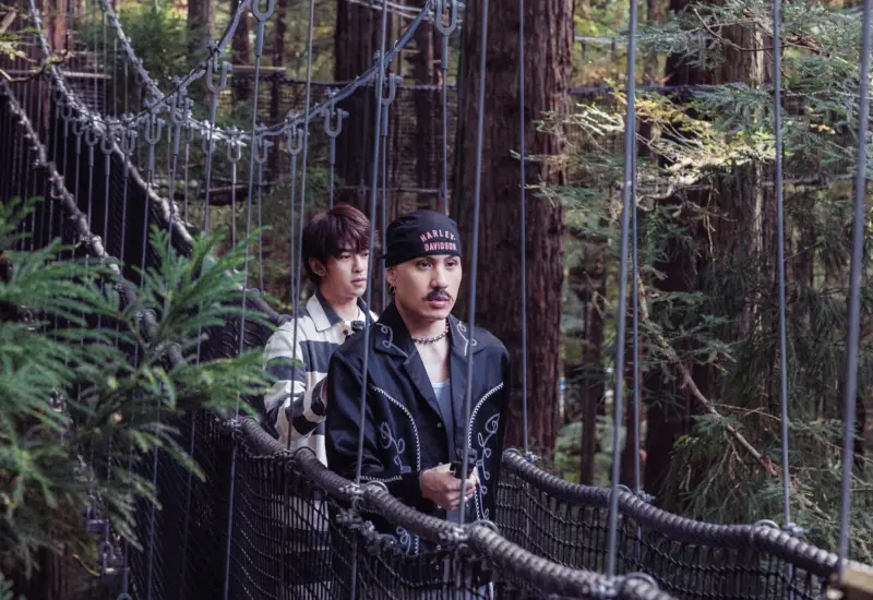 ▲陳柏霖（左）與黃宣在《出去一下》面對「人財兩失」的情況，又要在紐西蘭進行新的冒險，竟然拿到線索還解不出謎底，陳柏霖直罵自己太蠢。黃宣後來更挑戰12層樓高的自由落體，嚇到一直叫媽媽。（圖／《出去一下》提供）