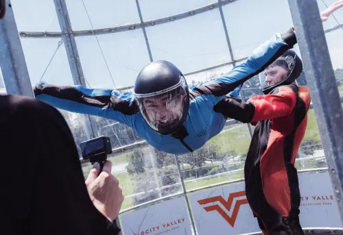 ▲陳柏霖（中）嘗試空中懸浮，成功的時候已經累到快虛脫。（圖／《出去一下》提供）