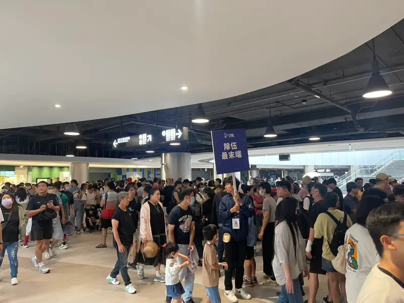 ▲樂天桃猿本周末擔任大巨蛋主場球隊，推出軍公教優惠，「1人免費換4張票」贈票回饋活動，消息傳出後引發巨大關注，今（10）日賽前11點準時發放贈票，吸引爆量持有軍公教資格的民眾排隊領票，最終14點開打比賽，贈票在13點多就全數發放完畢。（圖／記者林子翔攝）