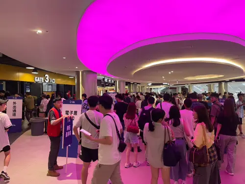 ▲受到軍公教贈票議題討論影響，樂天桃猿周日賽事吸引民眾排爆，B1檢票口擠滿人潮。（圖／記者林子翔攝）