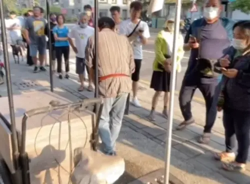 ▲樋口飯糰在7月離開青海路的原店面，當時老闆樋口先生對到場客人一一鞠躬致謝。（圖／IG@樋口飯糰）