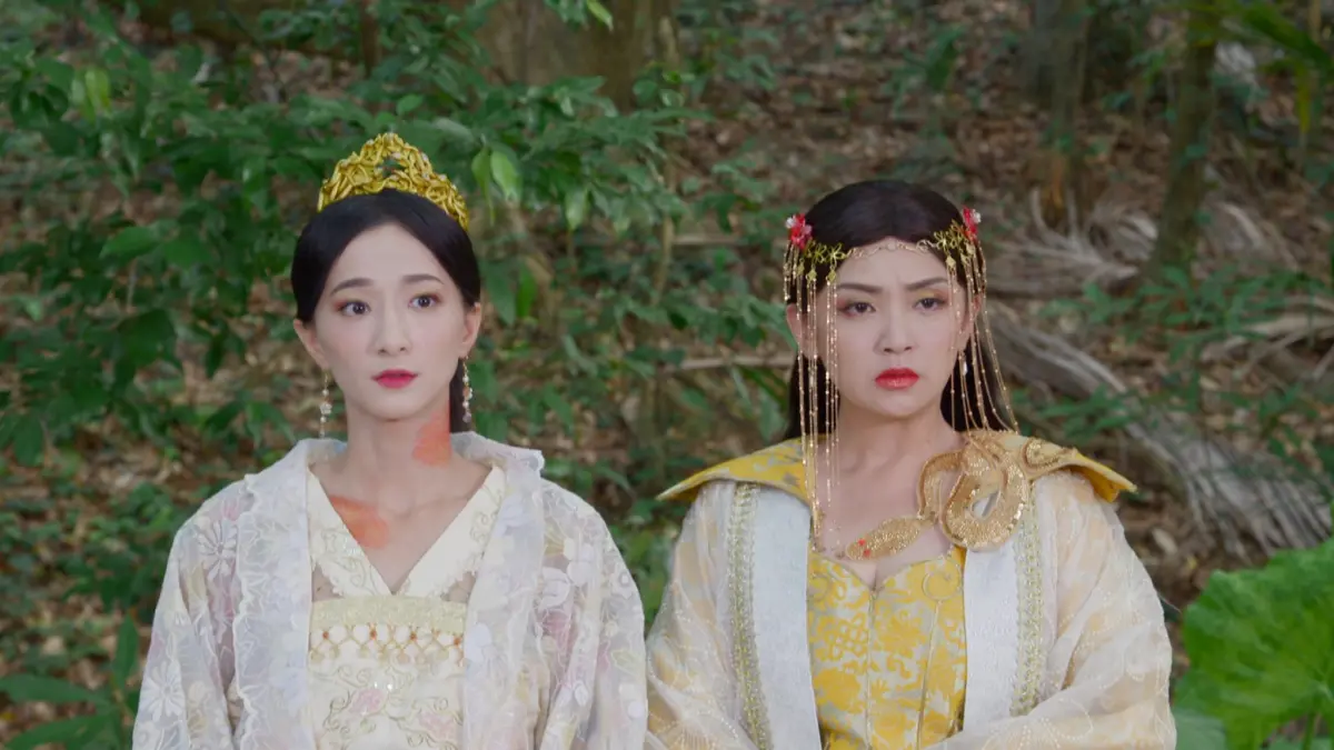 ▲《戲說台灣》彭曉彤（右）抗癌成功回歸拍戲，狀態絕佳被譽為美魔女，和劇中女兒江晏寧（左）排在一起看起來像姐妹。（圖／三立提供）