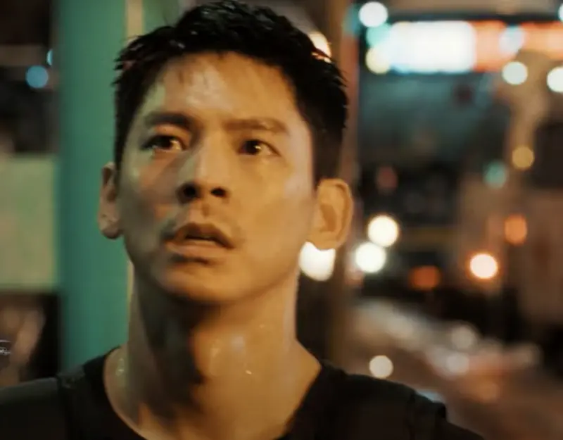 ▲林柏宏（如圖）在《96分鐘》飾演拆彈專家，第一次試著穿上45公斤的防爆裝備，戴上厚重的頭盔，脖子就扭到，後面拍攝時，雖然用道具頭盔，還是拍到沒體力，形容「呼吸都要靠意志力」。（圖／華影國際提供）