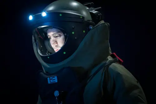 ▲林柏宏為了《96分鐘》試著穿上45公斤的防爆裝備，並不容易。（圖／華影國際提供）