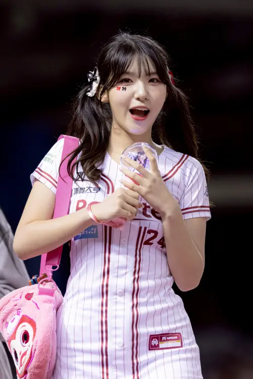 ▲廉世彬可愛的表情被鏡頭捕捉。（圖／樂天桃猿提供）