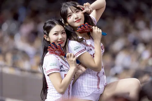 ▲Nikki（左）和廉世彬（右）感情很好。（圖／樂天桃猿提供）