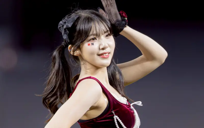 ▲樂天桃猿主題日「響樂趴」9日在台北大巨蛋登場，韓籍成員廉世彬慌張找不到現場攝影機、跟隊友Nikki互動的可愛表情，全部都被鏡頭捕捉。（圖／樂天桃猿提供）