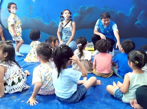 ▲高雄市政府海洋局舉辦梓官區蚵子寮海洋漁業親子館啟用儀式，海洋局局長石慶豐(右)與小朋友體驗在地生活韻味。(圖／高雄市政府海洋局提供)