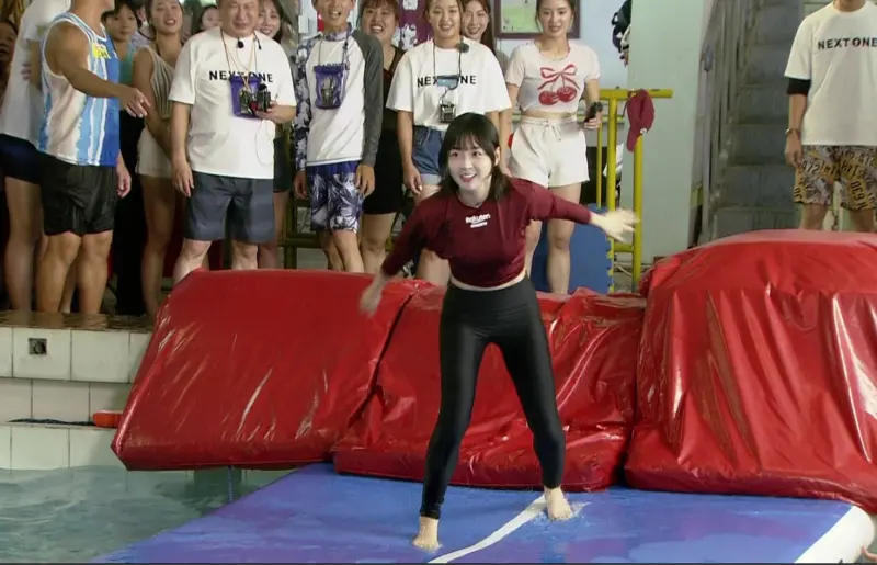 ▲籃籃（中）被胡瓜抓包偷吃羊肉爐後，挑戰遊戲關卡「海龍吐珠」，結果一上跑道就摔大跤，而眾人為吃羊肉爐挑戰繞口令，阿翔竟然未戰先投降。（圖／民視提供）