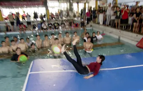 ▲籃籃（中）挑戰遊戲關卡「海龍吐珠」，結果一上跑道就摔大跤。（圖／民視提供）