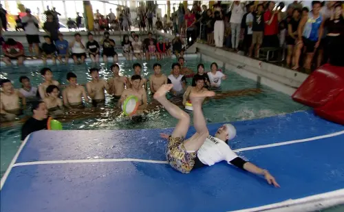 ▲郭忠祐（中）在「海龍吐珠」，一上跑道也和籃籃一樣摔大跤。（圖／民視提供）