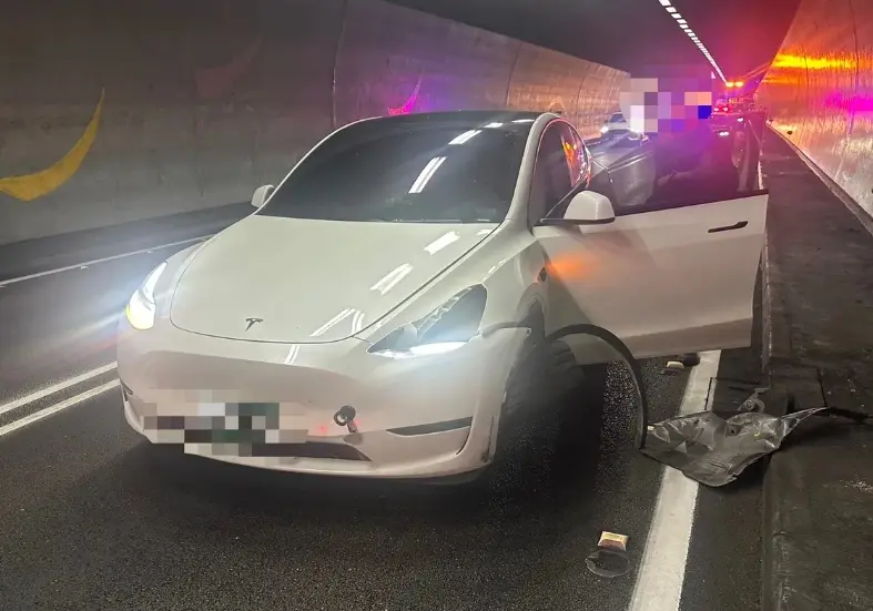 雪隧塞爆40分鐘！白色特斯拉駕駛疑恍神　自撞隧道壁、輪框噴飛