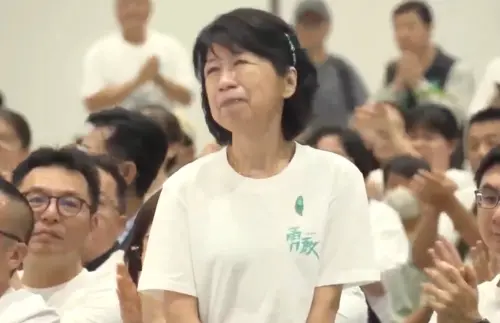 ▲民眾黨前主席柯文哲的妻子陳佩琪，起身含淚向黨員們致意。（圖／民眾黨提供，2025.08.10）