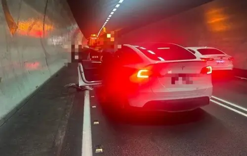 ▲10日雪隧發生一起自撞車禍，地點位於國5北向15.6公里處，有一台特斯拉白色轎車自撞隧道壁。(圖／翻攝畫面)