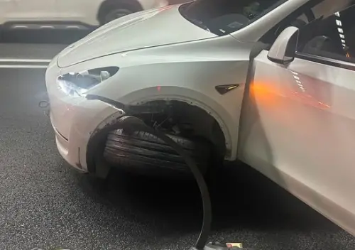 ▲10日雪隧發生一起自撞車禍，地點位於國5北向15.6公里處，有一台特斯拉白色轎車自撞隧道壁。(圖／翻攝畫面)