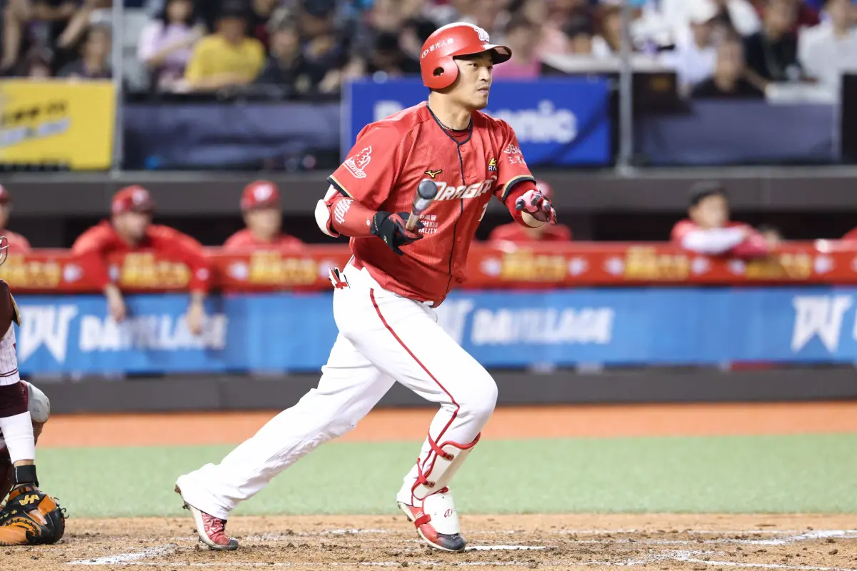 ▲朱育賢7局上敲出陽春砲，達成自新人年起連續10季雙位數全壘打，為中職新紀錄，賽後他也特別感謝原紀錄保持人林智勝的鼓勵。（圖／味全龍提供）