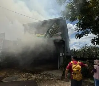 台南麻豆關帝廟工寮陷火海！警消出動10車17人救援　持續搶救中