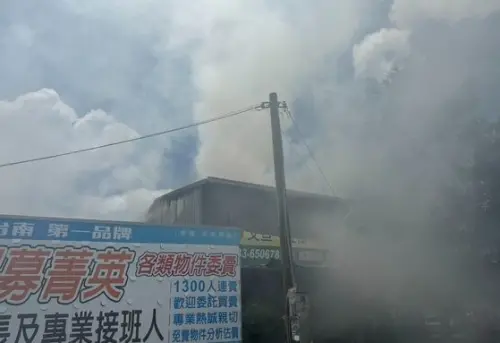 ▲10日台南市麻豆區發生火警，位於關帝廟的農用包材倉庫起火，現場冒出濃濃白煙。(圖／翻攝畫面)