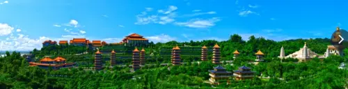 ▲佛光山主要分為「佛光山本山」與「佛陀紀念館」兩個區域，佛陀紀念館對外開放，而且無須門票費，吸引大量觀光客造訪。