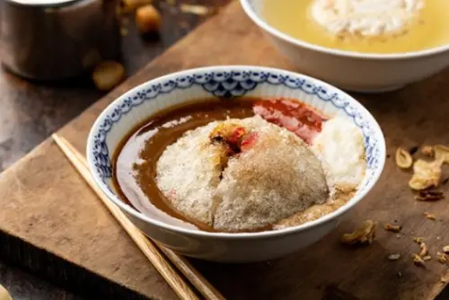 ▲阿三肉圓的招牌干貝肉圓，每天新鮮現做。(圖／翻攝官網)