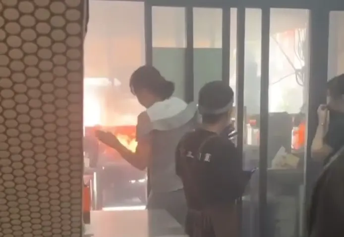 ▲彰化縣彰化市三民路上的阿三肉圓店，今（10）日下午驚傳火警。（圖／Threads@xiao_en_12）