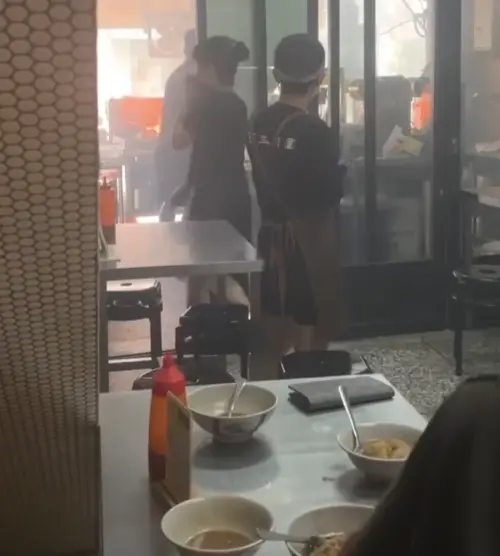 ▲很多客人吃到一半就在店員指揮下避難。（圖／翻攝Threads@xiao_en_12）