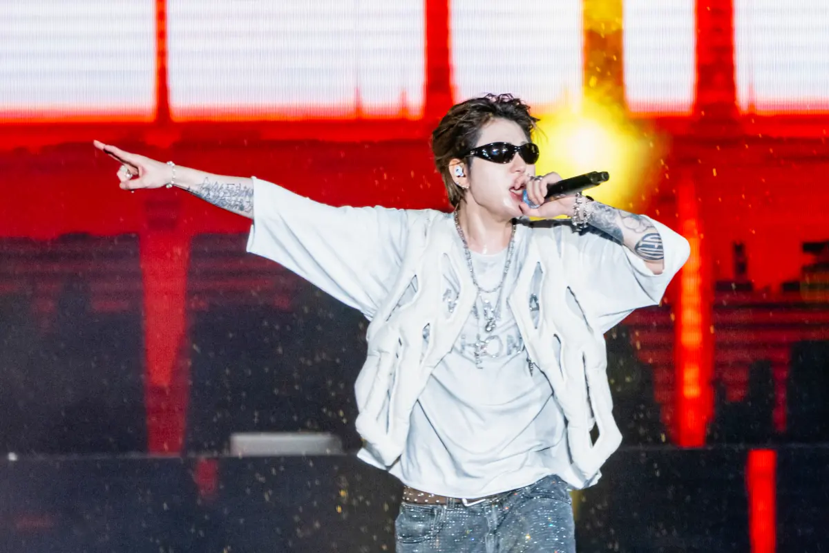 ▲ZICO（如圖）來到台中參加《KPOP MASTERZ》拼盤演唱會，場上淋雨溼身演唱合作Jennie的神曲《SPOT!》，萬人嗨翻天。（圖／讀者提供）