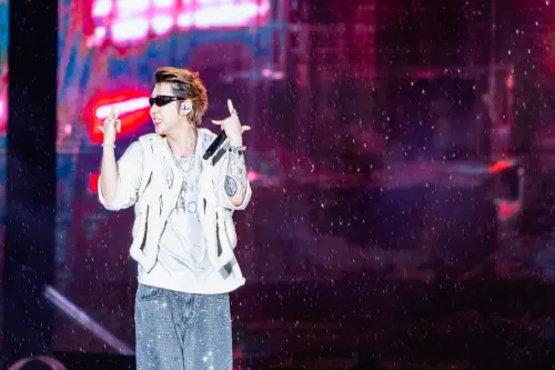 ▲ZICO無畏雨勢，走到台前近距離貼近歌迷表演。（圖／讀者提供）