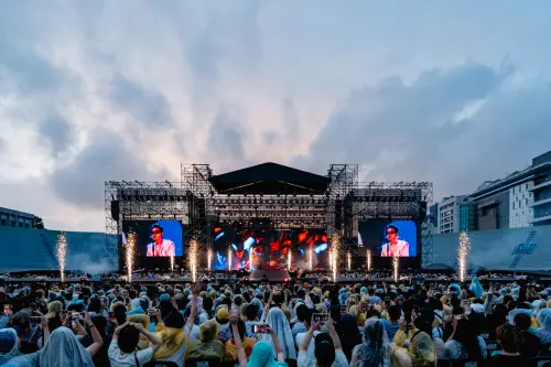 ▲台中晚間下雨，歌迷穿雨衣朝聖《KPOP MASTERZ》ZICO、2NE1等人表演。（圖／讀者提供）