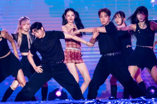 ▲宣美無畏風雨、濕地，直接趴下賣力表演。（圖／讀者提供）