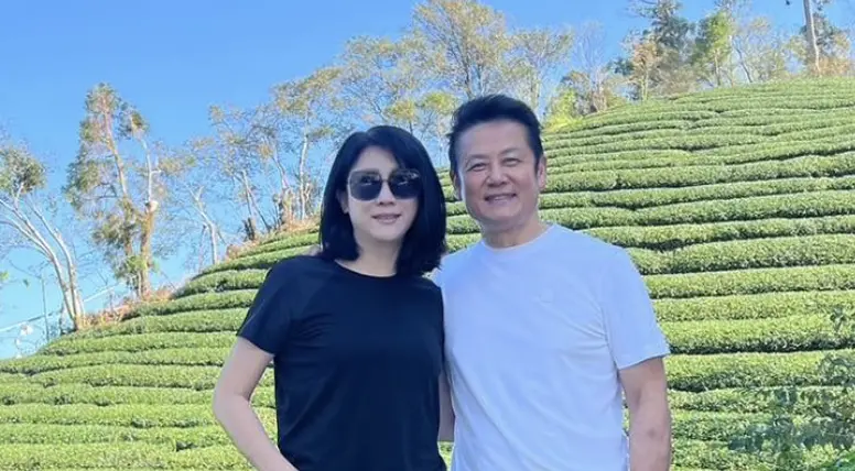 ▲主持人徐乃麟（右）近期突然爆料自己和空姐妻子（左）相守36年內幕，坦言雖然會冷戰，最久冷戰3個月，但每次都是自己先低頭。（圖／IG nailin.hsu）