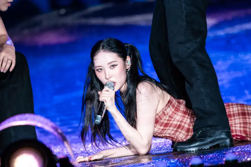 ▲宣美（如圖）在《KPOP MASTERZ》濕身趴地火辣表演，甚至跳到膝蓋流血，濕背秀的性感程度完全不輸水彈女神權恩妃。（圖／讀者提供）