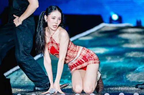 ▲▼宣美最後幾首表演時，直接跪地+躺在濕漉漉的地板上，膝蓋直接見血。（圖／讀者提供）