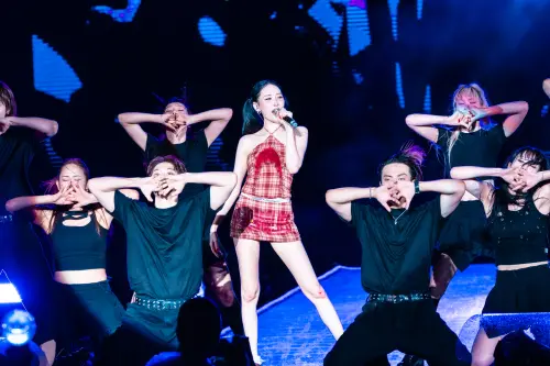 ▲▼宣美最後幾首表演時，直接跪地+躺在濕漉漉的地板上，膝蓋直接見血。（圖／讀者提供）