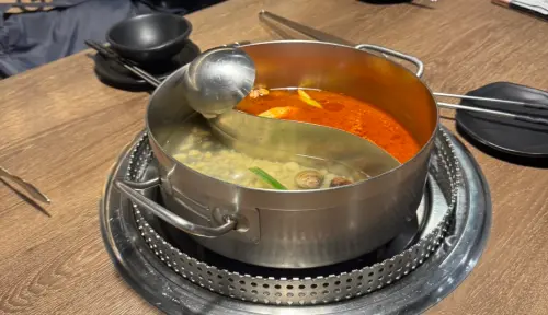 ▲火鍋店內超強冷氣搭配高湯燉煮過的火鍋料、海鮮、肉片，簡直是人生一大享受。（示意圖／記者潘毅攝）