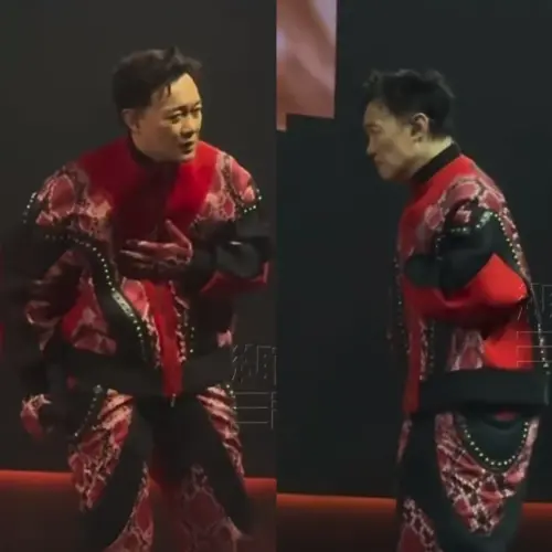 ▲陳奕迅唱到一半突然按住胸口，表情痛苦。（圖／翻攝自微博@三湘都市報）