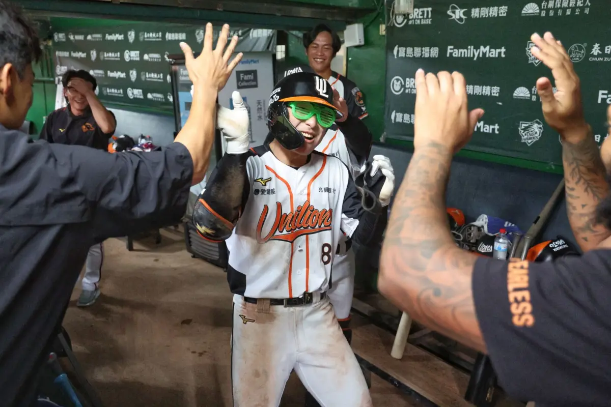 ▲統一獅靠著「奇兵」朱迦恩2打數2安打、包含1支熱血衝本壘的場內全壘打，終場10：7氣走台鋼雄鷹，於系列賽最終戰避免遭到橫掃。（圖／統一獅提供）