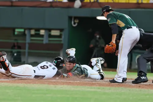 ▲朱迦恩打出三壘安打，眼見回傳球有瑕疵積極衝壘，上演熱血的本壘攻防戰，最終判決統一獅得分算。（圖／統一獅提供）