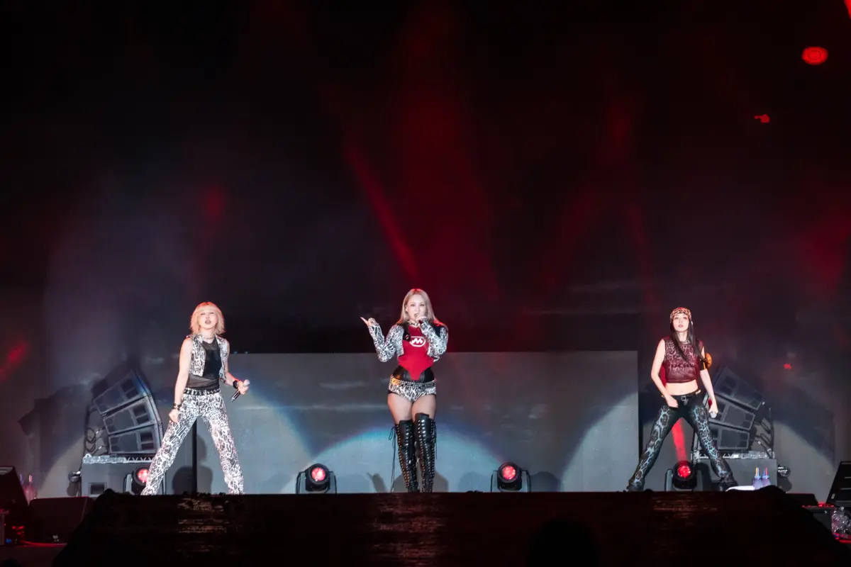 ▲2NE1成員Minzy（左起）、CL、Dara現身台中拼盤演唱會，帶來《I AM THE BEST》、《GO AWAY》多首經典歌曲表演。（圖／讀者提供）