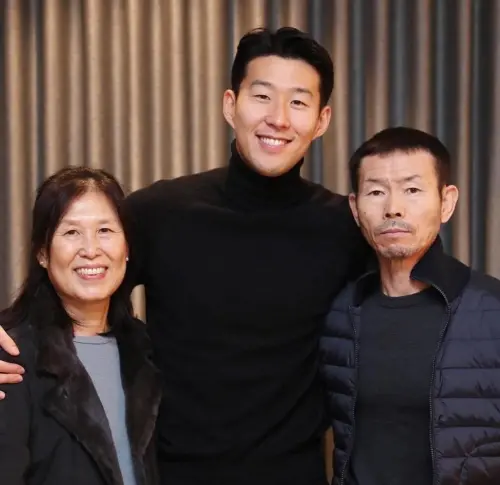 ▲孫興慜就讀的第一間小學並沒有足球隊，操場上鋪滿了石頭，讓他在練球時經常摔得滿身傷。為了讓兒子能持續訓練，他的父親不辭辛勞地背著幾十袋沙子和鹽，親手撒在操場上，只為讓冰冷的冬天也能成為孫興慜練球的日子。（圖／取自Football Tweet X）