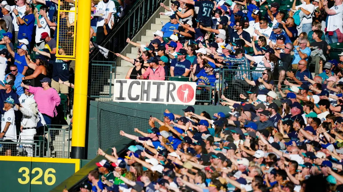 ▲大聯盟西雅圖水手隊球迷以一朗招牌打擊姿勢，向這位傳奇球星致敬；4萬人神還原的壯觀場面，讓一朗背號退休儀式充滿感動。（圖／水手隊X）