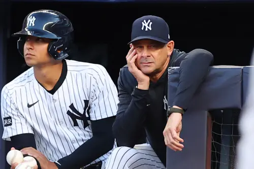 ▲洋基總教練布恩（右）與總管布萊恩凱許曼在季後賽止步後再度成為各界批評焦點。名嘴史蒂芬A史密斯直言：「如果凱許曼離開，布恩也別想留下。」。（圖／美聯社／達志影像）