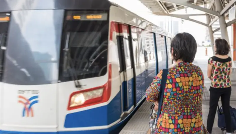 ▲曼谷的空鐵及地鐵在8月12日母親節當天，推出母親與子女共乘免費的優惠活動。（圖／翻攝自thairath）