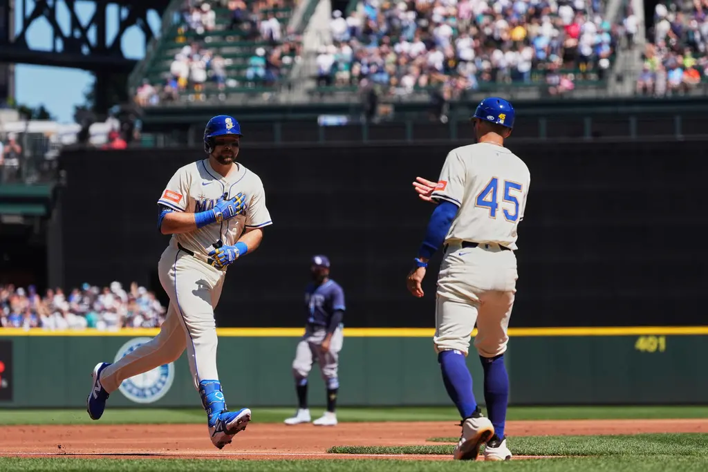 ▲MLB西雅圖水手強打捕手勞里（Cal Raleigh）今（11）日，在對上坦帕灣光芒的比賽中，敲出個人本季第45轟，有望挑戰MLB史上捕手單季最多轟紀錄，此外他也正在逼近由洋基上古神獸曼托所創下的左右開弓打者單季45轟紀錄。（圖／美聯社／達志影像）