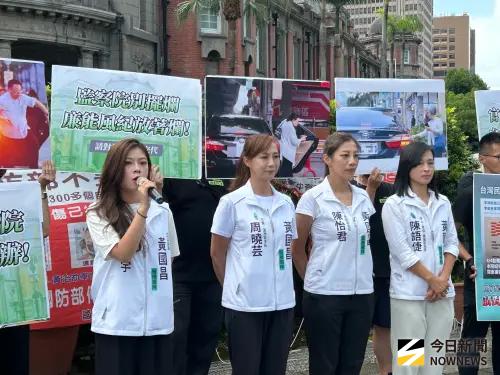 ▲民眾黨立委黃國昌地方服務處主任林子宇（左起）、周曉芸、陳怡君、陳語倢，在監察院大門口要求監院提出濫用公務車調查報告。（圖／NOWNEWS資料照）